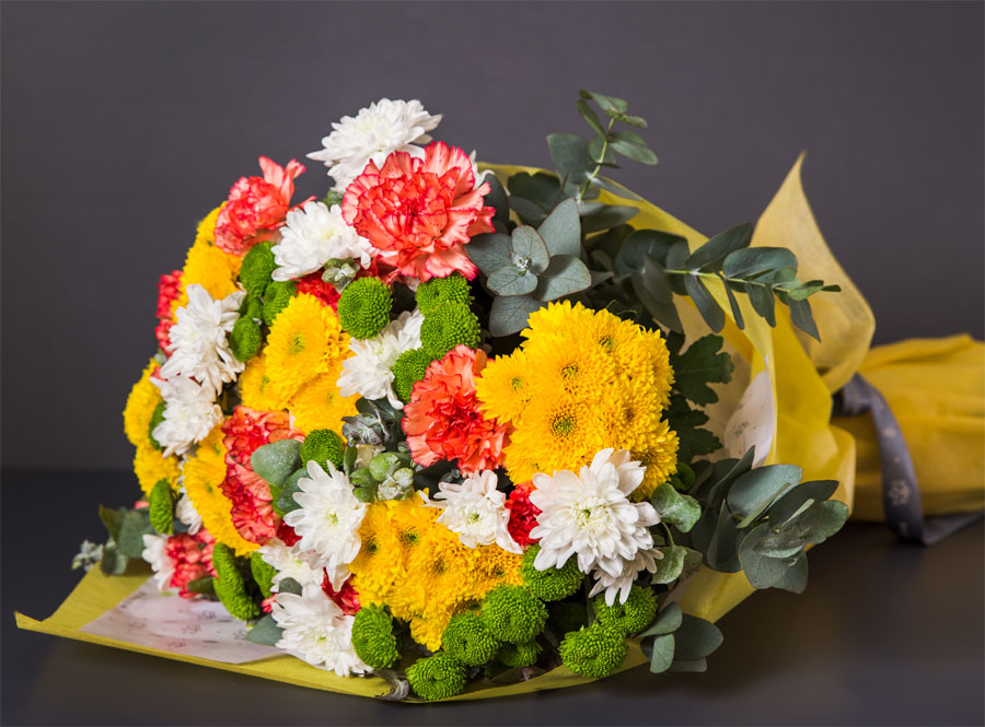 Beautiful designer flower bouquet in Bangalore for special occasions