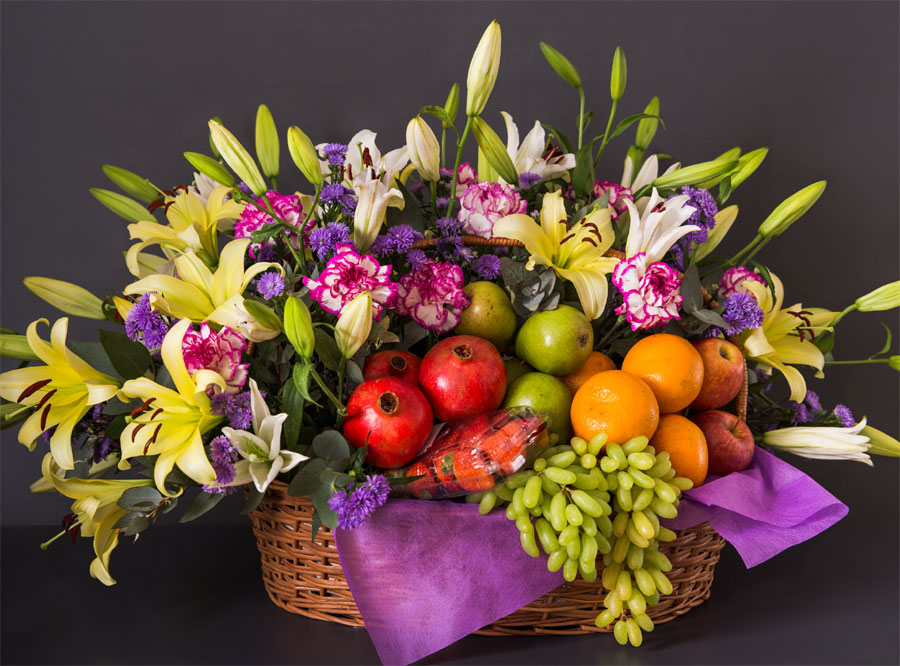 Elegant fruits arrangements paired with floral décor